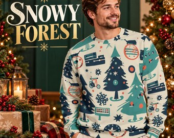 Puede incluir: Una sudadera de cuello redondo color crema con un patrón repetitivo de árboles de Navidad, bicicletas y copos de nieve en azul oscuro y azul verdoso. El texto "SNOWY FOREST" está impreso en letras doradas grandes en el lado izquierdo.