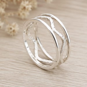 Ring i sterlingsilver med flera lager | Minimalistisk korsring | Bred hamrad statement-ring | Handgjorda bohemiska smycken