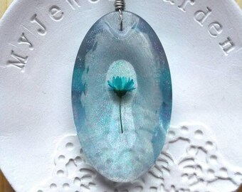 Pendente resina e fiore azzurro ecoresina vegetale regalo unico per donne romantiche fatto a mano in Italia da Myjewelsgarden catena lunga