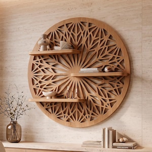 Peut inclure: Une grande étagère murale circulaire en bois présentant un motif géométrique complexe en treillis. La structure comprend trois étagères horizontales fixées au centre, offrant un espace de rangement pour de petits objets décoratifs et des livres.