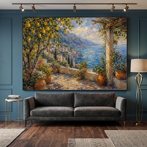 Puede incluir: Una gran pintura al óleo rectangular que representa una escena costera mediterránea con una terraza de piedra, limoneros, plantas en macetas y una vista del mar azul y montañas lejanas bajo un cielo brillante, con pinceladas visibles.