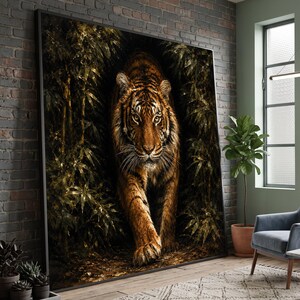 Tigre maestosa in agguato, tela con fauna selvatica della giungla, arte murale con animali feroci, tela safari naturalistica, decorazione audace per la casa