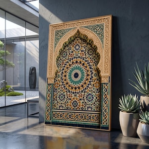 Può includere: Un'opera d'arte murale rettangolare caratterizzata da un design ad arco dettagliato con complessi motivi geometrici di piastrelle nei toni del blu, verde, giallo e bianco, incorniciata da un bordo in legno chiaro intagliato con rilievi.