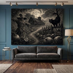 Könnte beinhalten: Ein großes rechteckiges Wandbild mit einer monochromen Szene, die eine Vogelscheuche auf einem Kürbisfeld vor einer verfallenen Scheune unter einem Vollmond zeigt, mit einer schwarzen Katze auf einem Holzzaun im Vordergrund.