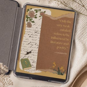 Könnte beinhalten: Ein Kindle-Hülleneinleger mit senfgelbem Hintergrund, einer Überlagerung aus alter Handschrift, einer kleinen grünen Buchillustration und einer Grafik aus zerrissenem braunem Papier mit dem Text: Only the very weak minded refuse to be influenced by literature and poetry. - Cassandra Clare.