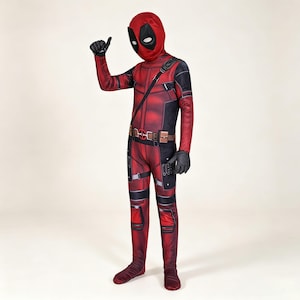 Puede incluir: Un disfraz de cuerpo completo en color rojo y negro hecho de elastano, que incluye una máscara con parches oculares blancos, un cinturón utilitario estampado con hebilla central, guantes negros y cubrepies integrados de estilo táctico.