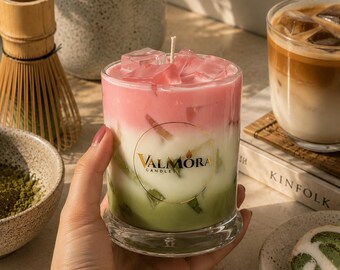 Bougie de luxe au matcha latte à la fraise | Bougie artisanale en cire de soja | Bougie effet boisson réaliste | Bougie matcha | Cadeau pour elle