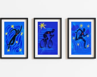 Puede incluir: Tres ilustraciones enmarcadas en una pared blanca. Cada ilustración presenta una silueta de una persona sobre un fondo azul con estrellas amarillas y líneas blancas. La primera ilustración muestra a una persona saltando, la segunda muestra a una persona montando en bicicleta y la tercera muestra a una persona corriendo.