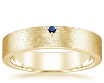 Ehering aus 18k Gelbgold, gebürstetes flaches Profil, Saphirakzent in V-Form