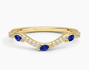 Anello nuziale curvo Luxe Willow in oro giallo 18 carati con zaffiro e diamanti, con profilo a marquise.
