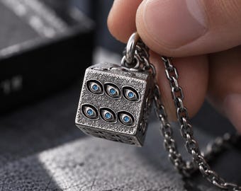 Collar Jujutsu Kaisen Gojo, colgante de dados del Reino Prisión, joyería de aleación con ojos de anime, accesorio para disfraz de cosplay, regalo para hombres y fans del anime.