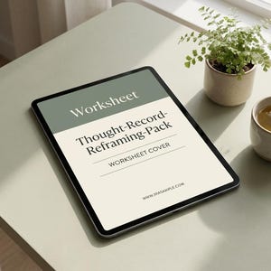 Puede incluir: Una tableta digital que muestra una portada de hoja de trabajo titulada Thought-Record-Reframing-Pack. La pantalla presenta un encabezado verde salvia, un fondo color crema y texto negro. La parte inferior muestra www.3rasample.com.