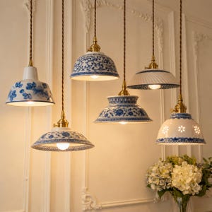Lampada a sospensione in ceramica blu e bianca, stile giapponese.