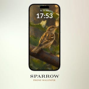 Könnte beinhalten: Ein Smartphone mit einem digitalen Hintergrundbild eines braunen Spatzen, der auf einem Ast vor grünem Laub sitzt. Auf dem Bildschirm sind die Uhrzeit 17:53 und das Datum Sa. 13. Juni zu sehen. Unter dem Telefon steht der Text SPARROW PHONE WALLPAPER.