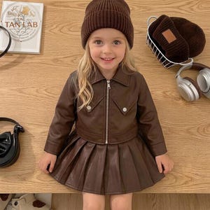 Barnset med PU-läderjacka och veckad kjol, koreansk höstoutfit för småbarn, designerkläder i två delar för barn.