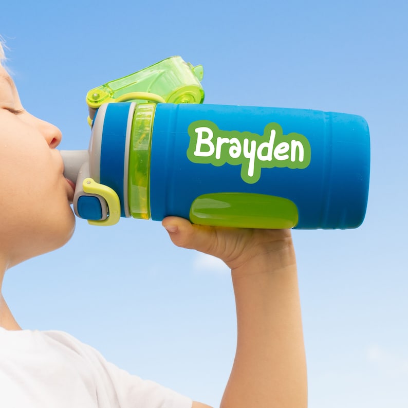 Pu&ograve; includere: Una bottiglia d'acqua blu e verde con un tappo verde e un adesivo bianco che dice "Brayden".