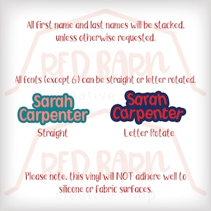Pu&ograve; includere: Due esempi di targhetta con il nome "Sarah Carpenter" in un carattere turchese e rosso. Il primo esempio mostra il nome in un carattere dritto, e il secondo esempio mostra il nome con le lettere ruotate. Il testo "RED BARN" &egrave; visibile sullo sfondo.