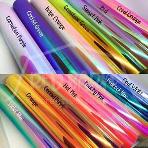 K&ouml;nnte beinhalten: Eine Sammlung von schillernden Vinylrollen in verschiedenen Farben, darunter Rot, Pink, Gr&uuml;n, Orange, Blau und Lila. Die Rollen sind in einer Reihe angeordnet, wobei die Farbnamen auf jeder Rolle aufgedruckt sind.