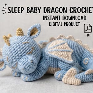 Könnte beinhalten: Eine Häkelanleitung für einen schlafenden Babydrachen mit dem Text SLEEP BABY DRAGON CROCHET PATTERN, INSTANT DOWNLOAD, DIGITAL PRODUCT, ALL ACCESS und Add to Cart. Der Drache ist hellblau mit cremefarbenen Hörnern, Flügeln und Rückenstacheln.
