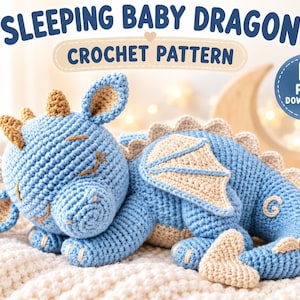 Puede incluir: Un patrón de ganchillo para un bebé dragón durmiente, con el texto SLEEPING BABY DRAGON CROCHET PATTERN y PDF DOWNLOAD. El juguete es azul claro con detalles en color canela en los cuernos, alas y espinas dorsales, en posición de descanso.