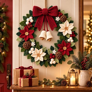 Può includere: Una ghirlanda natalizia all'uncinetto con foglie verde scuro, fiori di stella di Natale rossi e bianchi con bottoni in legno al centro, pigne marroni, bacche bianche e un grande fiocco rosso con due campanelle color crema appese a una corda.
