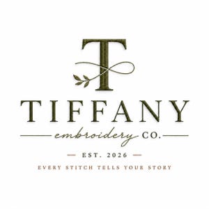 Peut inclure: Un logo pour Tiffany Embroidery Co. avec une grande lettre T brodée vert foncé ornée d'une tige décorative. En dessous, le texte indique TIFFANY embroidery CO., EST. 2026, et le slogan EVERY STITCH TELLS YOUR STORY en couleur marron.