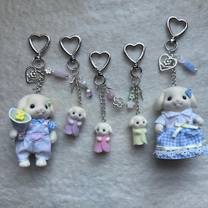 Calico Critter Schlüsselbund | Süßer Schlüsselanhänger | Kawaii Schlüsselanhänger | Handyanhänger | Flora Kaninchen Familie Schlüsselanhänger | Gürtel Charm | Perlen Schlüsselanhänger