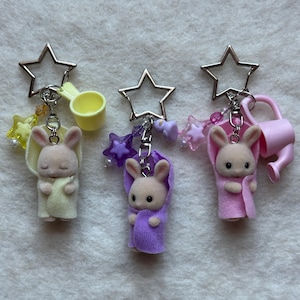 Calico Critter Schlüsselbund | Süßer Schlüsselanhänger | Kawaii Schlüsselanhänger | Handyanhänger | Triplets Baby Badezeit Schlüsselbund | Gürtel Charm | Perlen Schlüsselanhänger