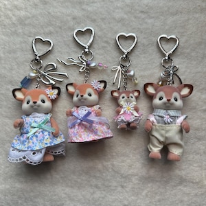 Llavero de la familia de ciervos Calico Critter: dije de bolso con cuentas kawaii