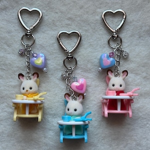Calico Critter Schlüsselbund | Süßer Schlüsselanhänger | Kawaii Schlüsselanhänger | Handyanhänger | Schokoladen-Kaninchen-Triplets Schlüsselbund | Gürtel Charm | Perlen Schlüsselanhänger