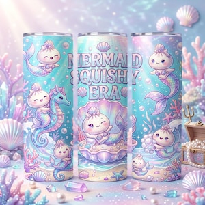 以下が含まれることがあります： パステルカラーの水中をテーマにした円筒形のタンブラーで、漫画風のマーメイド、貝殻、サンゴが描かれています。中央には「MERMAID SQUISHY ERA」という文字がプリントされています。水色を背景に、虹色の泡と真珠がデザインされています。