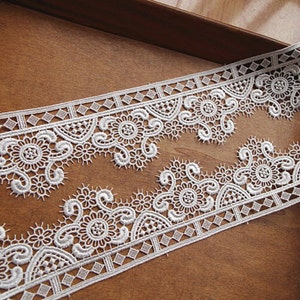 lace trim with scallop eyelash design