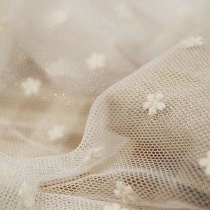 Ivory Spitze, Tüllstoff Spitze, gepunkteter Brautspitzestoff, bestickter Spitzenstoff mit kleinen Gänseblümchen
