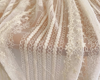 Beige ivoire Tissu de dentelle de tulle brodé avec de minuscules fleurs et rayures de marguerite