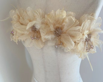 Fiore di organza di albicocca con piume, applique floreale pesante, applique di fiori 3D con perline e strass per la couture