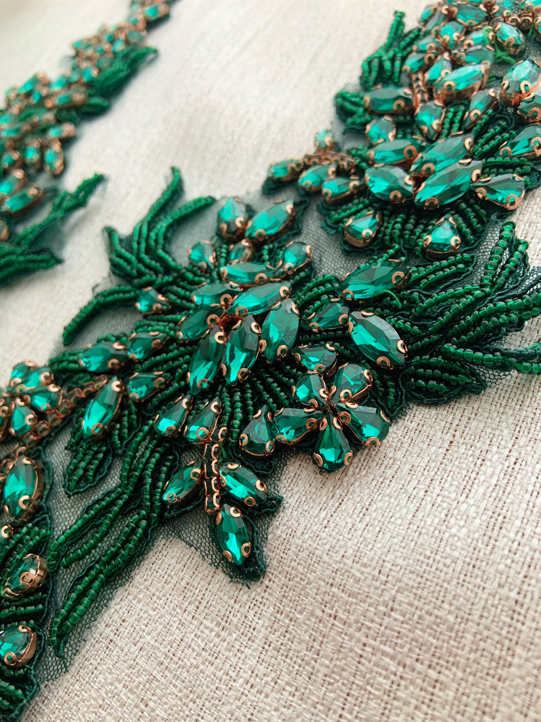 Grüne Strass Applikation mit Blumen Motiv