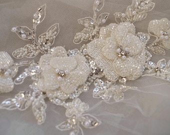 deluxe Perlen Applikation, schwere Perle Applikation mit Strassstein, aufwendige Applikation für die Braut, Perlen Applikation Kamelie für die Haute Couture