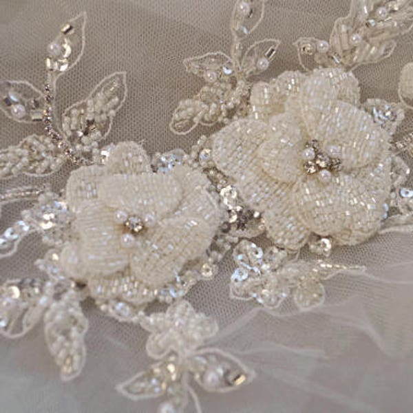 Applique de perles de luxe, applique de perles lourdes faites à la main avec strass, coiffe de mariée, applique de fleurs de perles de camélia pour la haute couture