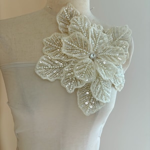 3D Beige delicate flowers appliqué