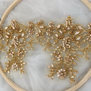 Applicazione del motivo a strass in oro champagne per couture e sposa