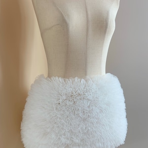 tela de volantes blanco roto para vestido