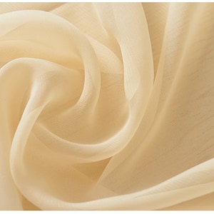 Puede incluir: Un primer plano de una tela transparente beige claro. La tela es suave y fluida, con una textura delicada. El texto "61# 米色" es visible en la esquina inferior izquierda de la imagen.