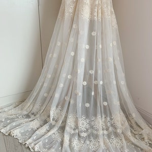Tessuto di pizzo di tulle ricamato con fiori, tessuto di tulle ecru con ricami di fiori per abito da battesimo