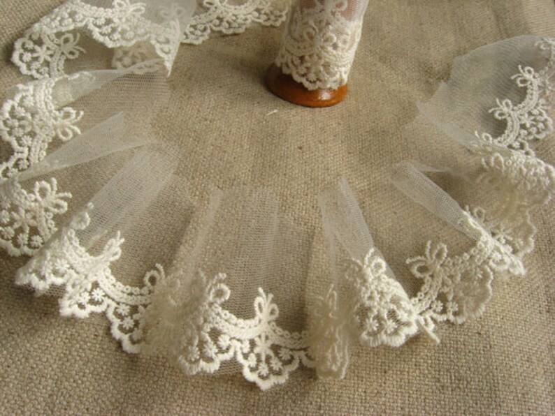 ivory lace trim , small cotton embroidered lace, scalloped lace with bows image 2