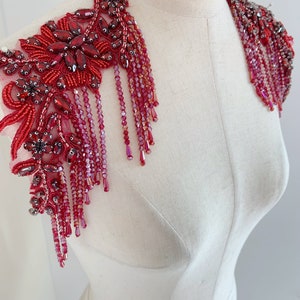 Rubinröd strasslapp med pärltofs, handgjord strasslapp med kristallfransar för couture-dansdräkt