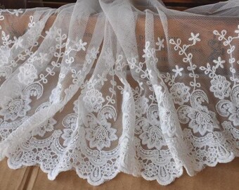 Off White Spetskant Blommönster Spets Superbred 21 cm Bred