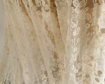 beige Geborduurde mesh kantstof op maat gesneden