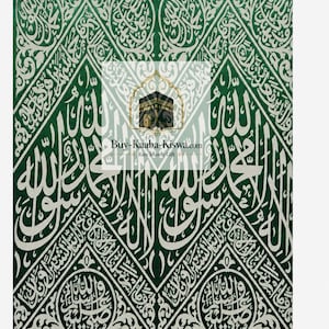 Może przedstawiać: Zielona tkanina z misternymi białymi wzorami arabskiej kaligrafii ułożonymi w geometryczne kształty. Centralna kwadratowa nakładka przedstawia ilustrację Kaaby z tekstem Buy-Kaaba-Kiswa.com oraz Rare Islamic Gift.