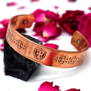 Brazalete de cobre puro con cruz y escudo de cruzado • Brazalete de terapia de caballero templario