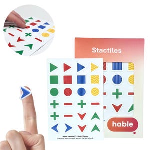 Op de afbeelding: Hable Stactiles Basic Shapes premium tactiele stickers met een verscheidenheid aan geometrische vormen, waaronder driehoeken, vierkanten, cirkels, plustekens, mintekens en pijlen in rood, blauw, groen en geel met diverse texturen.